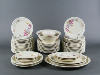 beaucoup d'assiettes empilées les unes sur les autres sur la table