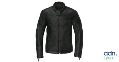 une veste en cuir noir sur fond blanc