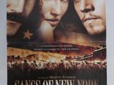 L'affiche du film « Gangs of New York » est accrochée au mur.