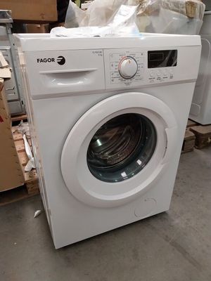 une machine à laver posée sur le sol