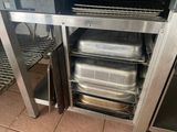 un four contenant plusieurs plats à l'intérieur