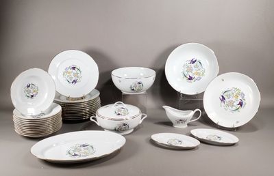 un grand nombre d'assiettes et de bols posés sur une table