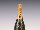 l'image d'une bouteille de champagne posée sur une table