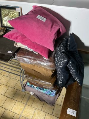une pile de bagages posée sur un banc en bois