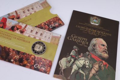 des livrets sur lesquels figurent l'image d'un homme à cheval et une pièce de monnaie