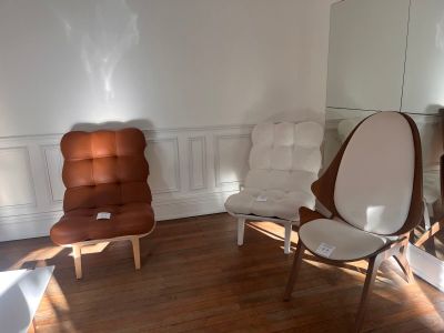 deux chaises dans une pièce où un miroir est accroché au mur