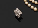 un collier et une bague en perles et diamants