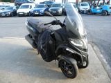 une moto garée sur le côté de la rue