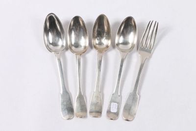 quatre cuillères et une fourchette en argent sur une surface blanche