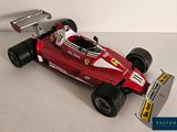 une maquette de voiture de course posée sur une surface blanche