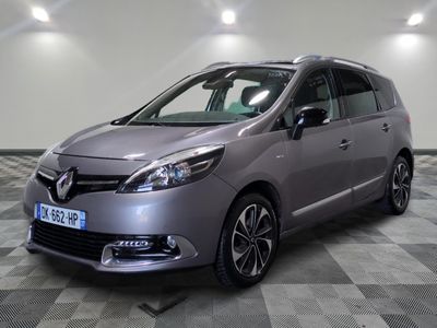 la photo d'une voiture argentée garée dans une salle d'exposition