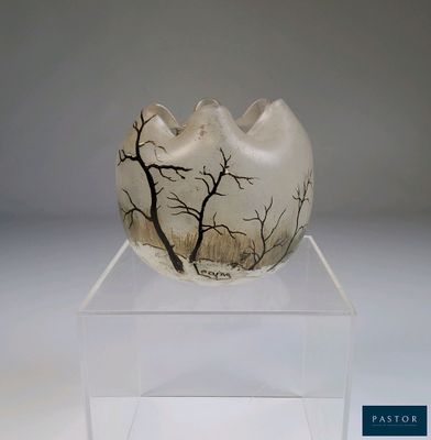 un vase blanc orné d'un arbre, posé sur un socle transparent