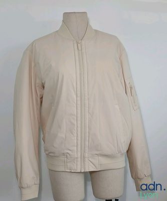 une veste blanche sur un mannequin, un mannequin, un mannequin, un mannequin, un mannequin, un mannequin, un mannequin, un mannequin, un mannequin