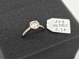 un gros plan d'une bague en diamant sur laquelle figure une étiquette de prix