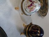 trois vases décoratifs accrochés au mur les uns à côté des autres