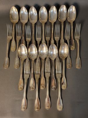 beaucoup de cuillères et de fourchettes en argent sur une table