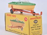 une boîte sur laquelle est posé un bateau-jouet
