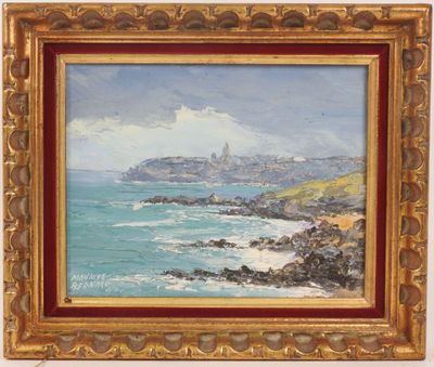 un tableau représentant une vue sur l'océan avec un phare au loin