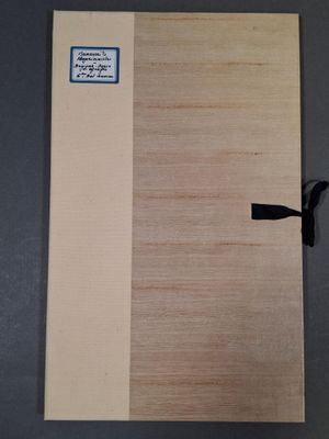 une photo d'un morceau de bois sur lequel est collée une étiquette