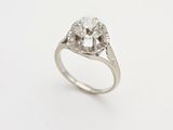 une image d'une bague en diamant sur fond blanc