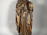 une image représentant la statue d'un homme tenant un livre