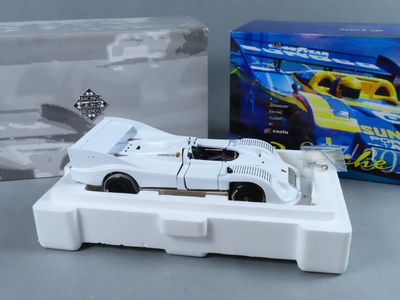 une voiture jouet placée devant une boîte