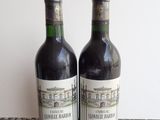 deux bouteilles de vin posées sur une table l'une à côté de l'autre