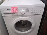 une machine à laver et un sèche-linge placés l'un à côté de l'autre dans une pièce