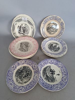 plusieurs assiettes aux motifs variés posées sur une table