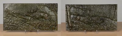 trois œuvres d'art de forme carrée posées sur une table en bois, avec un mur blanc en arrière-plan