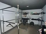une photo d'une salle de sport avec un râtelier d'appareils