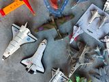 beaucoup d'avions miniatures qui traînent par terre