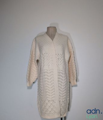 une photo d'un pull pour femme posé sur un mannequin