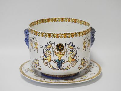 GIEN Cache pot et son dormant en faïence modèle Renaissance …