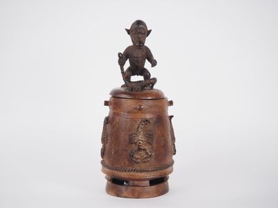 Urne africaine en bois sculpté, à décor de singe et de scorp…