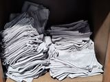 beaucoup de serviettes pliées rangées dans une armoire