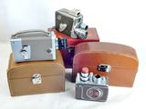 tout un tas d'appareils photo de différents types empilés les uns sur les autres