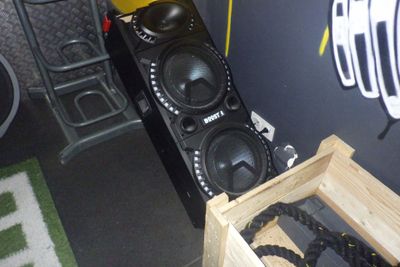 un haut-parleur posé sur une caisse en bois