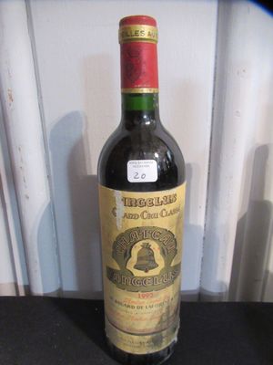 une bouteille de vin posée sur une table