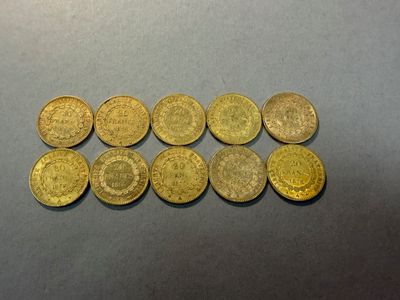 gros plan d'un paquet de pièces d'or sur une table