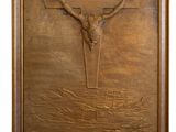 un gros plan d'une plaque métallique sur laquelle figure une croix