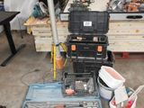 un tas d'outils posés par terre dans un garage