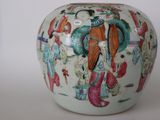 un vase avec un tableau posé sur une table