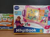 une boîte de « Magicbook » et une boîte de ciseaux posées sur une table