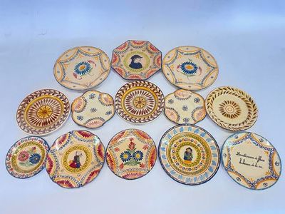 un grand nombre d'assiettes posées sur une table