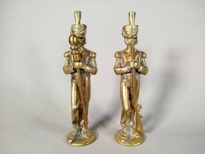 paire de figurines en laiton représentant un soldat et un autre soldat tenant une épée