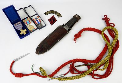 un couteau et d'autres objets posés sur une table