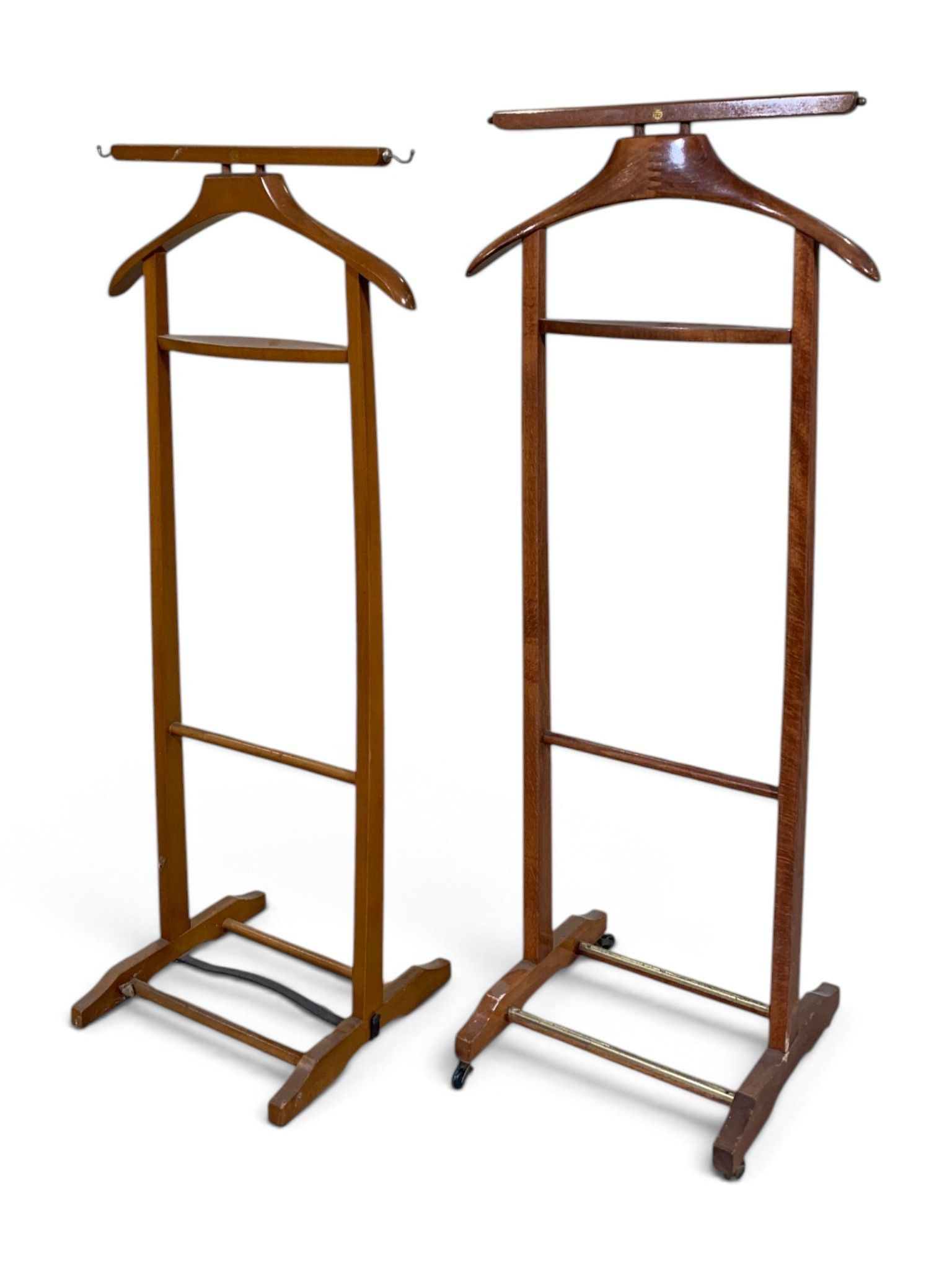 Lot de 2 valets de nuit en bois naturel.