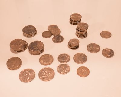 une pile de pièces posées les unes à côté des autres sur une table