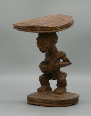 sculpture en bois représentant un homme coiffé d'un chapeau